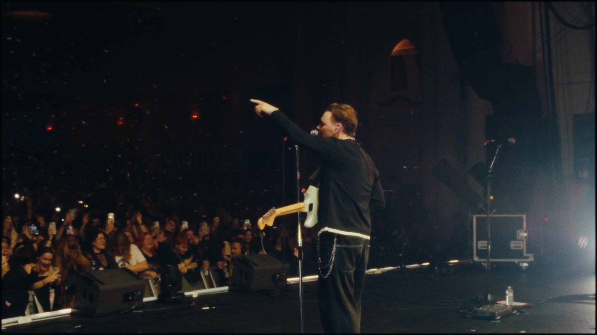 Only The Poets — live show film stills — image 9 of 10